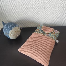 Pochette à livre de poche molletonnée en velours rose clair et fleuri pastel