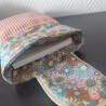 Pochette à livre de poche molletonnée en velours rose clair et fleuri pastel