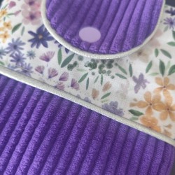 Pochette à livre de poche molletonnée en velours violet et fleuri assorti