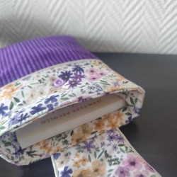 Pochette à livre de poche molletonnée en velours violet et fleuri assorti