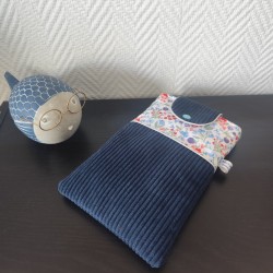 Pochette à livre de poche molletonnée en velours bleu marine et fleuri assorti