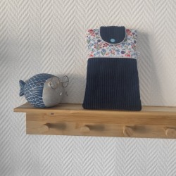 Pochette à livre de poche molletonnée en velours bleu marine et fleuri assorti