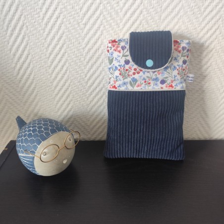 Pochette à livre de poche molletonnée en velours bleu marine et fleuri assorti