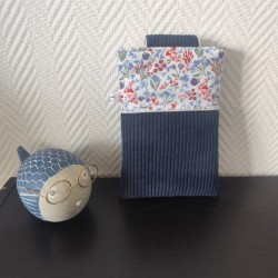 Pochette à livre de poche molletonnée en velours bleu marine et fleuri assorti