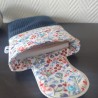 Pochette à livre de poche molletonnée en velours bleu marine et fleuri assorti