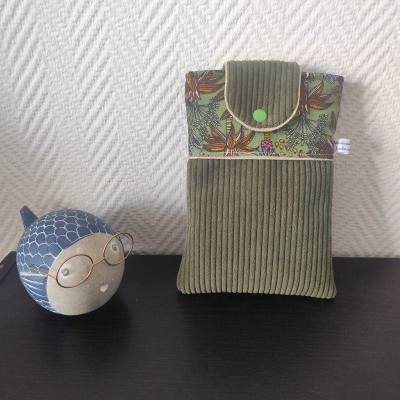 Pochette à livre de poche molletonnée en velours kaki et imprimé jungle