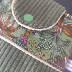 Pochette à livre de poche molletonnée en velours kaki et imprimé jungle