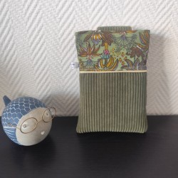 Pochette à livre de poche molletonnée en velours kaki et imprimé jungle