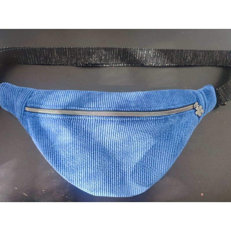 Sac banane velours bleu électrique et imprimé fleuri bleu et doré fond noir