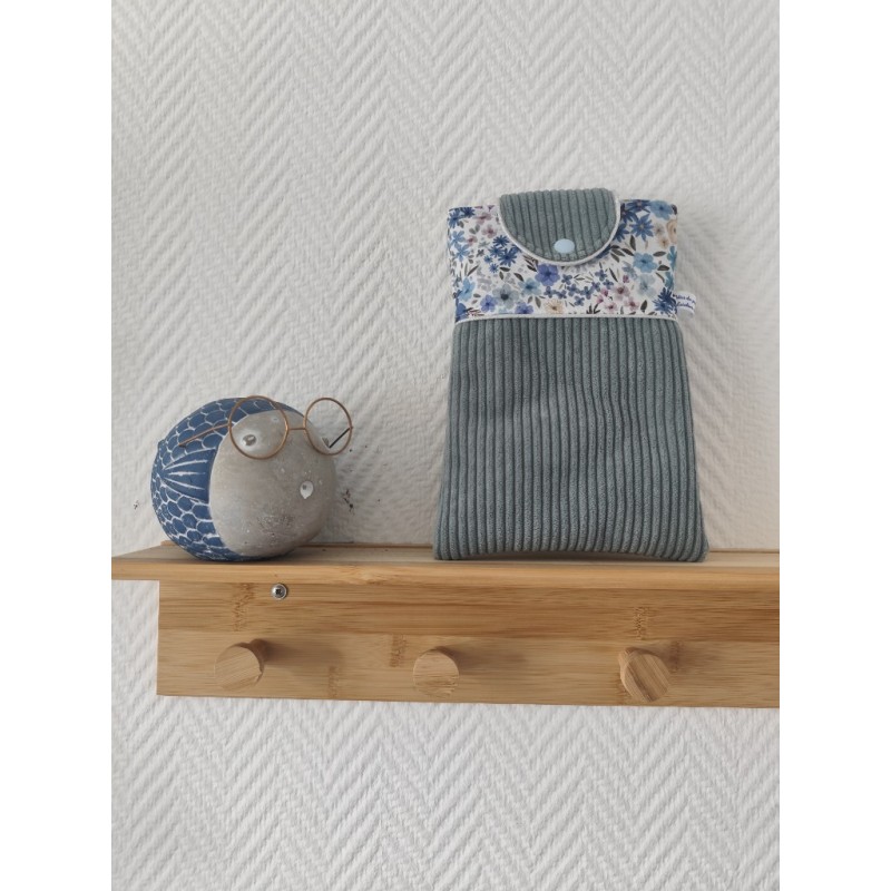 Pochette à livre de poche molletonnée en velours bleu clair et fleuri bleu