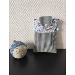 Pochette à livre de poche molletonnée en velours bleu clair et fleuri bleu