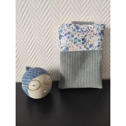 Pochette à livre de poche molletonnée en velours bleu clair et fleuri bleu