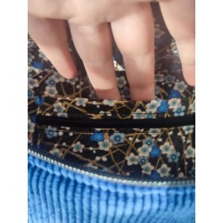Sac banane velours bleu électrique et imprimé fleuri bleu et doré fond noir