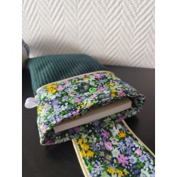 Pochette à livre de poche molletonnée en velours vert sapin et imprimé fleuri vert