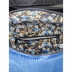 Sac banane velours bleu électrique et imprimé fleuri bleu et doré fond noir