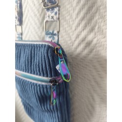 Pochette téléphone velours bleu jean et imprimé fleuri bleu
