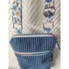 Pochette téléphone velours bleu jean et imprimé fleuri bleu