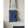 Pochette téléphone velours bleu jean et imprimé fleuri bleu
