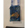 Pochette téléphone velours imprimé fond bleu