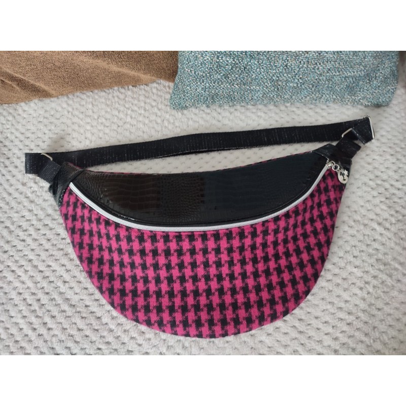 Sac banane xl tissu lainage a carreau rose et noir et simili croco vernis