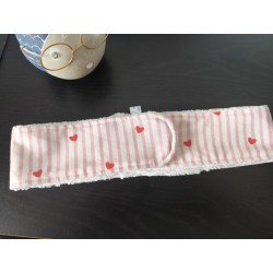 Bandeau de soin réglable imprimé coeurs et en éponge bambou blanche toute douce