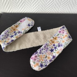 Bandeau de soin réglable imprimé fleuri mauve et en éponge bambou écrue toute douce