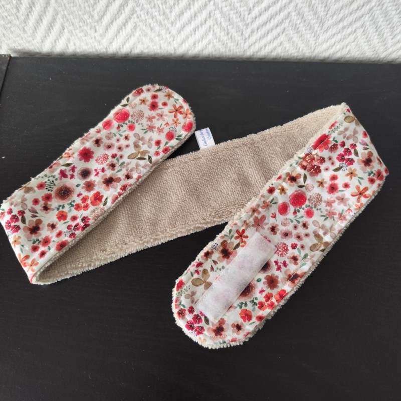 Bandeau de soin réglable imprimé fleuri rouge et en éponge bambou écrue toute douce