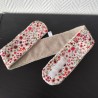 Bandeau de soin réglable imprimé fleuri rouge et en éponge bambou écrue toute douce