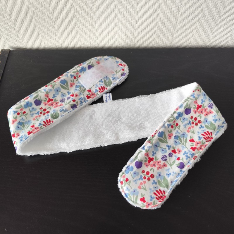 Bandeau de soin réglable imprimé fleuri printanier bleu et éponge bambou blanche toute douce