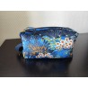 Trousse de toilette en velours ras imprimé fleuri fond bleu avec poignée