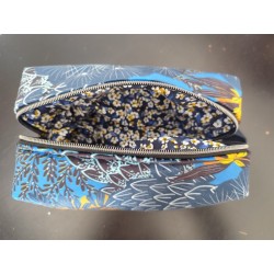 Trousse de toilette en velours ras imprimé fleuri fond bleu avec poignée