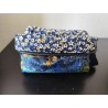 Trousse de toilette en velours ras imprimé fleuri fond bleu avec poignée