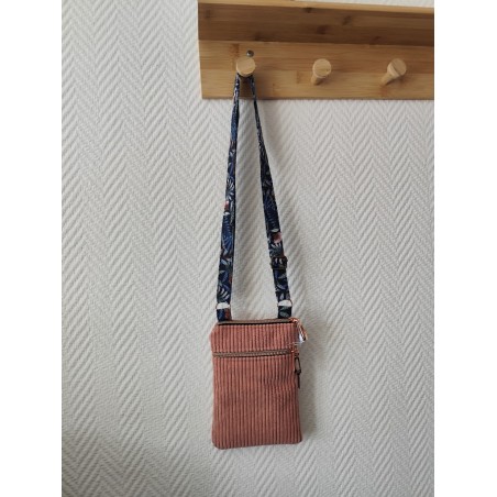 Pochette téléphone velours rose et imprimé jungle fond bleu