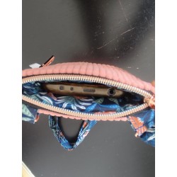 Pochette téléphone velours rose et imprimé jungle fond bleu
