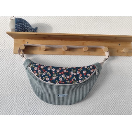 Sac banane xl velours bleu clair et imprimé fleuri japonisant fond bleu