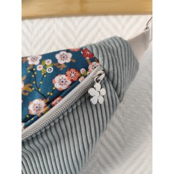 Sac banane xl velours bleu clair et imprimé fleuri japonisant fond bleu