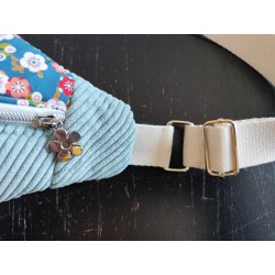 Sac banane xl velours bleu clair et imprimé fleuri japonisant fond bleu