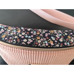 Sac banane velours rose et imprimé fleuri fond noir