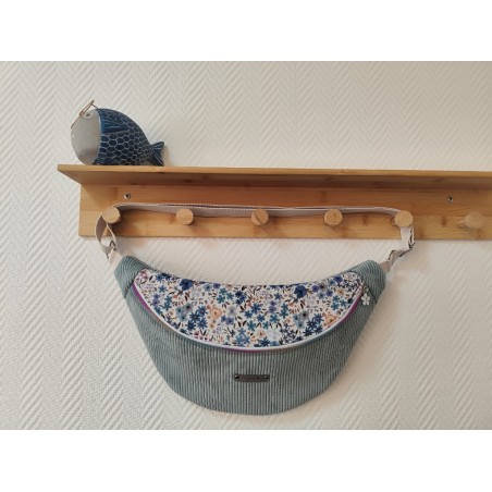 Sac banane xl velours bleu clair et imprimé fleuri bleu fond blanc