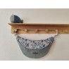 Sac banane xl velours bleu clair et imprimé fleuri bleu fond blanc