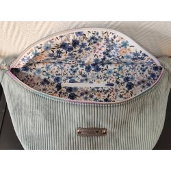 Sac banane xl velours bleu clair et imprimé fleuri bleu fond blanc