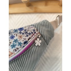Sac banane xl velours bleu clair et imprimé fleuri bleu fond blanc