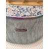 Sac banane xl velours bleu clair et imprimé fleuri bleu fond blanc