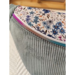 Sac banane xl velours bleu clair et imprimé fleuri bleu fond blanc