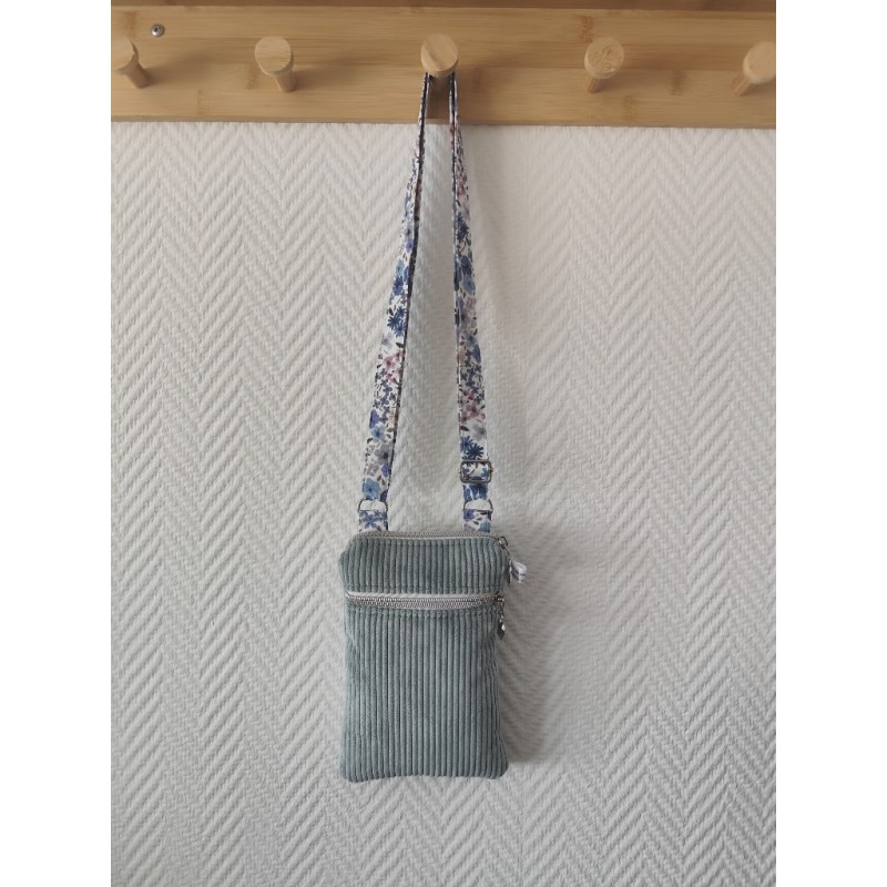 Pochette téléphone velours bleu clair et imprimé fleuri bleu