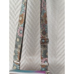 Pochette téléphone en suedine rose et imprimé fleuri pastel