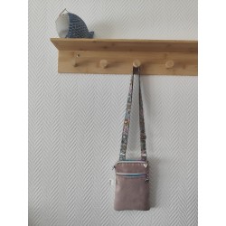 Pochette téléphone en suedine rose et imprimé fleuri pastel