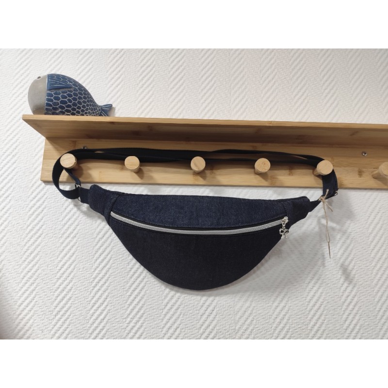 Sac banane en jean bleu foncé et doublure imprimé fleuri fond bleu