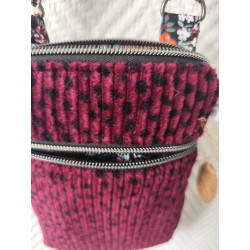 Pochette téléphone velours grenat à pois noir et imprimé fleuri fond noir