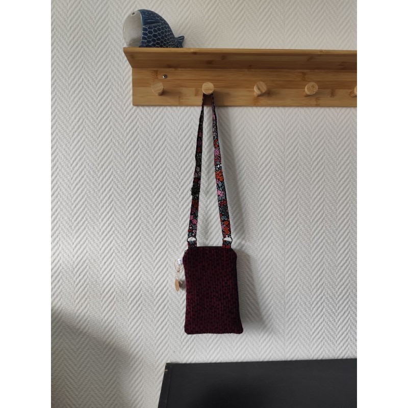 Pochette téléphone velours grenat à pois noir et imprimé fleuri fond noir